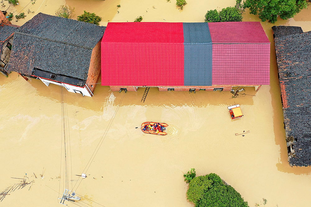 AP : Rescuers evacuates villagers trapped by floodwaters